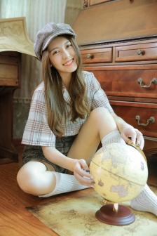 美女晕倒男生慢慢剪她的衣服